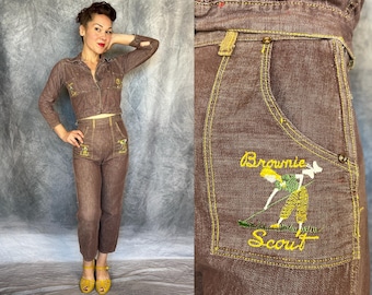 Brownie Badge Bounty Ensemble uit de jaren 1940 | Vintage bruine katoenen denim jas en jeans met zijrits en gele en groene scoutingborduurwerk uit de jaren 40 | Maat S/XS