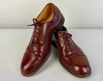 Jetsetter-schoenen uit de jaren 40 | Vintage jaren '40 Bruine Mahonie Cap Toe Lederen Oxfords met Originele Platte Katoenen Veters van "The Rand" | Maat 9 VS