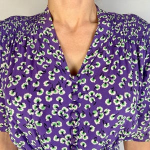 Jurk The Anjers uit de jaren 30 | Vintage jaren '30 jurk van paars rayon crêpe met smokwerk pofmouwen + witte en groene bloemenprint | Extra groot XL afbeelding 7