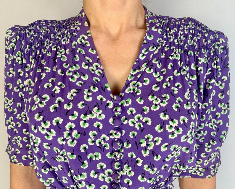 Jurk The Anjers uit de jaren 30 | Vintage jaren '30 jurk van paars rayon crêpe met smokwerk pofmouwen + witte en groene bloemenprint | Extra groot XL afbeelding 7