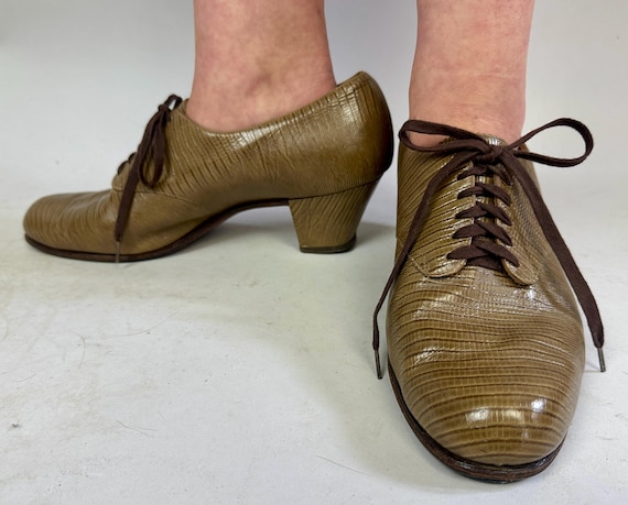 1930s Leaping Lizard Oxfords | Vintage 30s Olive Brown Reptile Leather Block Heel Lace Up Nurse Shoes | Size 9.5 9&1/2 US