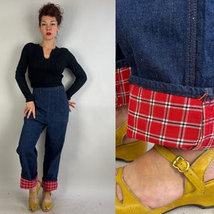 Puede incluir: Vaqueros de mezclilla azul oscuro con puños a cuadros rojos y blancos. Los vaqueros se combinan con una camiseta negra de manga larga y sandalias amarillas. Los vaqueros tienen cintura alta y pernera ancha.