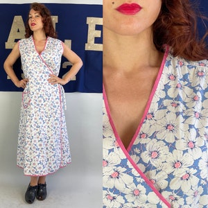 1930s Lazy Daisy Wrap Dress | Vintage 30s White and Blue Flower Print Cotton Summer Frock with Pocket and Pink Piping | Large Extra Large XL