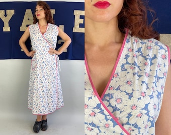 1930s Lazy Daisy Wrap Dress | Vintage 30s White and Blue Flower Print Cotton Summer Frock with Pocket and Pink Piping | Large Extra Large XL