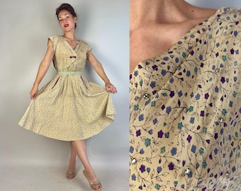 Jaren 50 Cross Your Heart-jurk | Vintage jaren 50 ivoor rayon taft blauw paarse bloemen wijnstok print volledige rok jurk met strassteentjes | Extra groot XL
