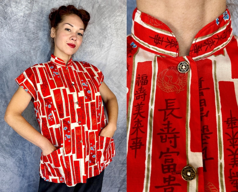 Pode incluir: Uma camisa sem mangas com bot&otilde;es, apresentando um padr&atilde;o vibrante em vermelho e creme com blocos retangulares verticais, caracteres de caligrafia chinesa em preto e pequenos detalhes florais azuis. Inclui gola mandarim e dois bolsos frontais.