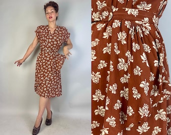 Jurk jaren 40 Boutonnière of Bows | Vintage jaren 40 bruin en wit lint print semi-transparante rayon jurk met hippe peplum en riem | Middelgroot/groot