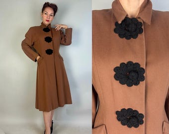 Jaren '30 knuffeljas met krullen en krullen | Vintage jaren 30 teddybeer bruine wollen jas met zwart gevlochten koord opvallende sluitingen | Gemiddeld Groot