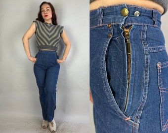 1950er Jahre gefährlich in Denim-Jeans | Vintage 50er Jahre Indigo-Latzhose aus Baumwolle mit orangefarbenen Nähten oben und seitlichem Reißverschluss | Extra klein XS klein