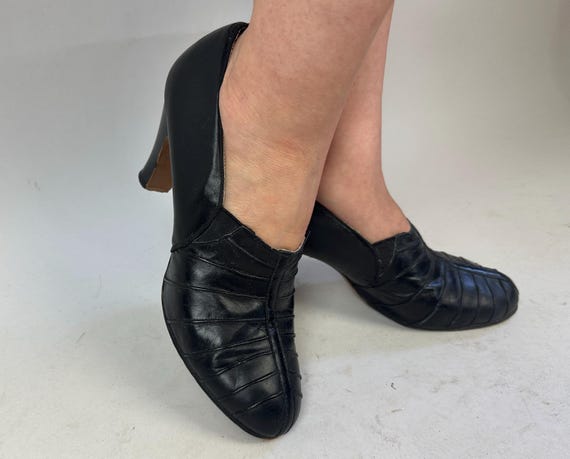 1930s Deco Daytime Pumps | Vintage 30s Black Leather Slip On High Heel Shoes with Pintuck Stripes and Triangular Elastic Panels | Size 8