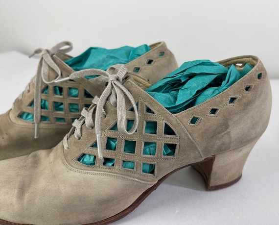 1930s Lydia's Lovely Lattice Shoes | Vintage 30s Stone Grey Suede Lace Up Heel Oxfords with Diamond Cutouts and Leather Soles | Size 7