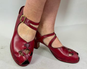 1940er Jahre Scarlet Sweetheart Schuhe | Vintage 40er Jahre Rote Leder Riemchen Schuhe Sandale Pumps mit Cutouts und Peep Toes | Größe US 9