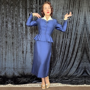 Conjunto "Lilli Ann" dos anos 50: Brilho Safira | Jaqueta e saia vintage dos anos 50 em seda e lã com estampa de escamas azuis e detalhes em marfim | Tamanho Extra Pequeno (XS) imagem 8