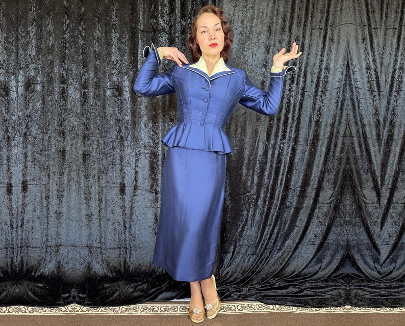 Conjunto "Lilli Ann" dos anos 50: Brilho Safira | Jaqueta e saia vintage dos anos 50 em seda e lã com estampa de escamas azuis e detalhes em marfim | Tamanho Extra Pequeno (XS) imagem 8