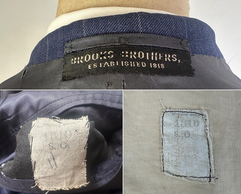 Puede incluir: Un blazer azul marino a rayas con una etiqueta interior negra con el texto blanco Brooks Brothers, Established 1818. La prenda incluye dos etiquetas de tela adicionales en blanco y azul claro con texto desvanecido cosidas en el forro interior.