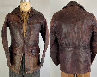 1940er Jahre Leder Laddie Jacke | Vintage 40er Jahre melierter brauner schwerer Fellmantel mit plissiertem Gürtelrücken und Klappen- und Reißverschlusstaschen | Klein