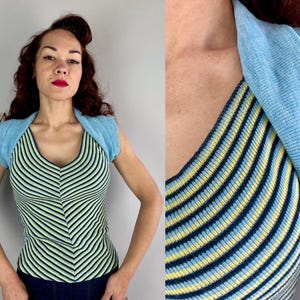Sexig chevrontröja från 1950-talet | Vintage blå, gul och marinblå randig ulljerseyblus med djup v-ringning från 50-talet | Extra liten XS Small