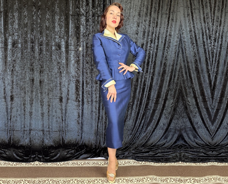 Conjunto "Lilli Ann" dos anos 50: Brilho Safira | Jaqueta e saia vintage dos anos 50 em seda e lã com estampa de escamas azuis e detalhes em marfim | Tamanho Extra Pequeno (XS) imagem 6