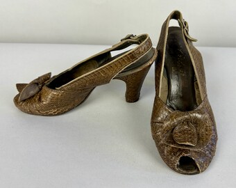 Sexy slangenleer slingback schoenen jaren 40 | Vintage jaren 40 taupe reptielenleer peeptoe hoge hakken met decoratief voorblad | Maat: 7 inch