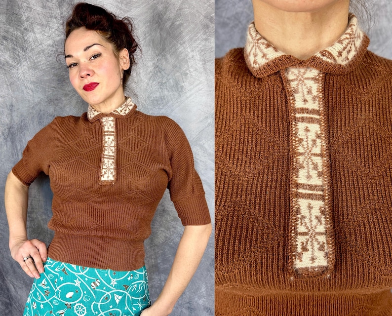 Pu&ograve; includere: Un top in maglia marrone con colletto e paramontura a fantasia bianca e beige. Il top a maniche corte ha una trama a coste e un motivo a rombi. Il colletto e la paramontura presentano un design geometrico.