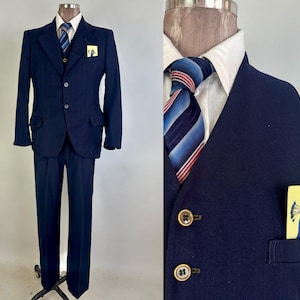 Traje de tres piezas Top of the Hill de la década de 1920 / Conjunto vintage antiguo de los años 20 de chaqueta, chaleco y pantalón de lana a rayas tono sobre tono azul marino / Talla 38 Mediana