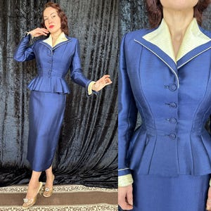Conjunto "Lilli Ann" dos anos 50: Brilho Safira | Jaqueta e saia vintage dos anos 50 em seda e lã com estampa de escamas azuis e detalhes em marfim | Tamanho Extra Pequeno (XS) imagem 1