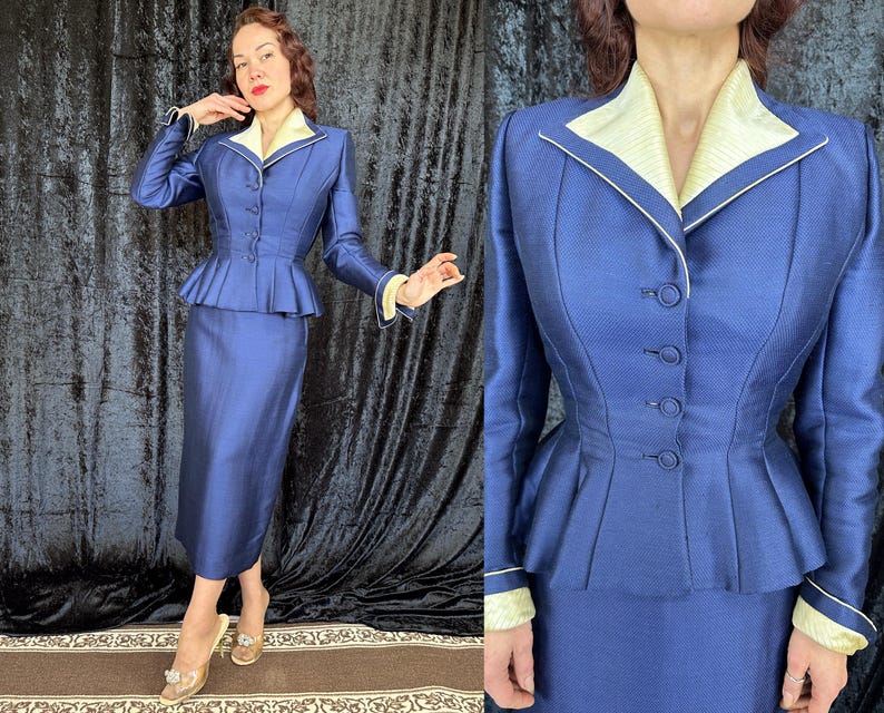 Conjunto "Lilli Ann" dos anos 50: Brilho Safira | Jaqueta e saia vintage dos anos 50 em seda e lã com estampa de escamas azuis e detalhes em marfim | Tamanho Extra Pequeno (XS) imagem 1