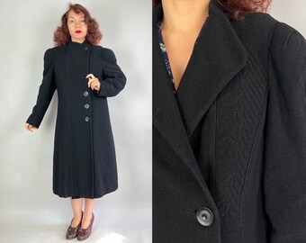 Te schattige traponto-jas jaren 30 | Vintage jaren 30 gitzwarte boucléwol asymmetrische overjas met gewatteerd ontwerp en gepofte schouders | Gemiddeld Groot