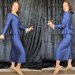 Conjunto "Lilli Ann" dos anos 50: Brilho Safira | Jaqueta e saia vintage dos anos 50 em seda e lã com estampa de escamas azuis e detalhes em marfim | Tamanho Extra Pequeno (XS) imagem 9