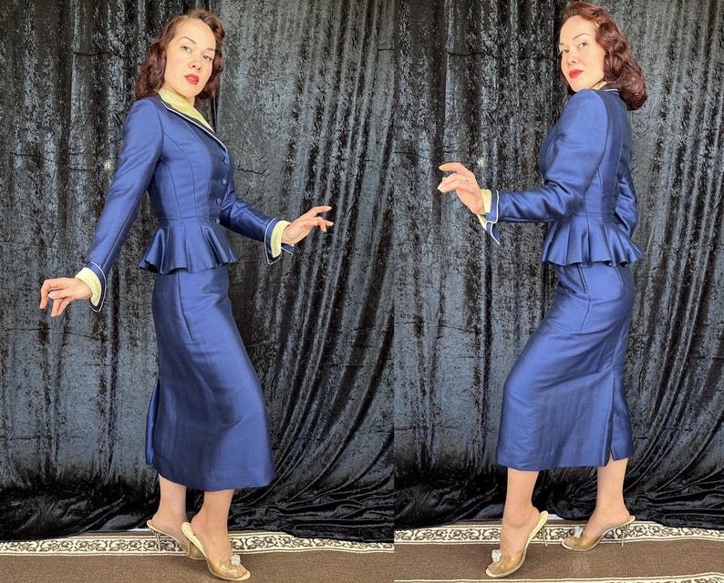 Conjunto "Lilli Ann" dos anos 50: Brilho Safira | Jaqueta e saia vintage dos anos 50 em seda e lã com estampa de escamas azuis e detalhes em marfim | Tamanho Extra Pequeno (XS) imagem 9