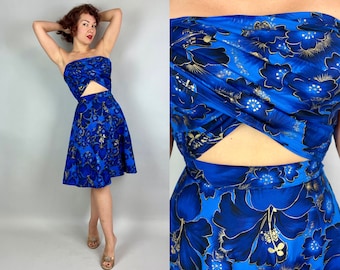 1950er Jahre Schwüles Sonnenset | Vintage 50er Jahre Blau und Gold Baumwolle Zweiteiler Hawaii-Spielanzug Strandensemble mit Sarong-Oberteil und ausgestelltem Rock | Klein