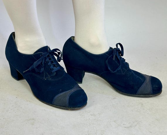 1940s Lovely Lady Lace Up Oxfords | Vintage 40s Navy Blue Suede Leather Nurse Shoes with Black Arc On Vamp and Low Heel | Size 8.5 8&1/2 US