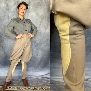 1930er Jahre unbeschwerte Janet Jodhpurs | Vintage 30er Jahre Khaki Taupe Woll Reithose Reithose mit Beiger Wildleder Aufnäher & 1937 Datum! | Extraklein XS
