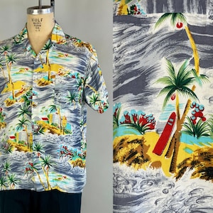 Puede incluir: Una camisa de manga corta con botones y estampado tropical con palmeras, olas y una tabla de surf. La camisa está en un maniquí y tiene un fondo gris.