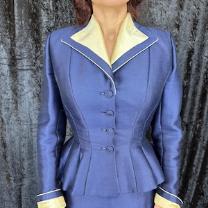 Conjunto "Lilli Ann" dos anos 50: Brilho Safira | Jaqueta e saia vintage dos anos 50 em seda e lã com estampa de escamas azuis e detalhes em marfim | Tamanho Extra Pequeno (XS) imagem 7