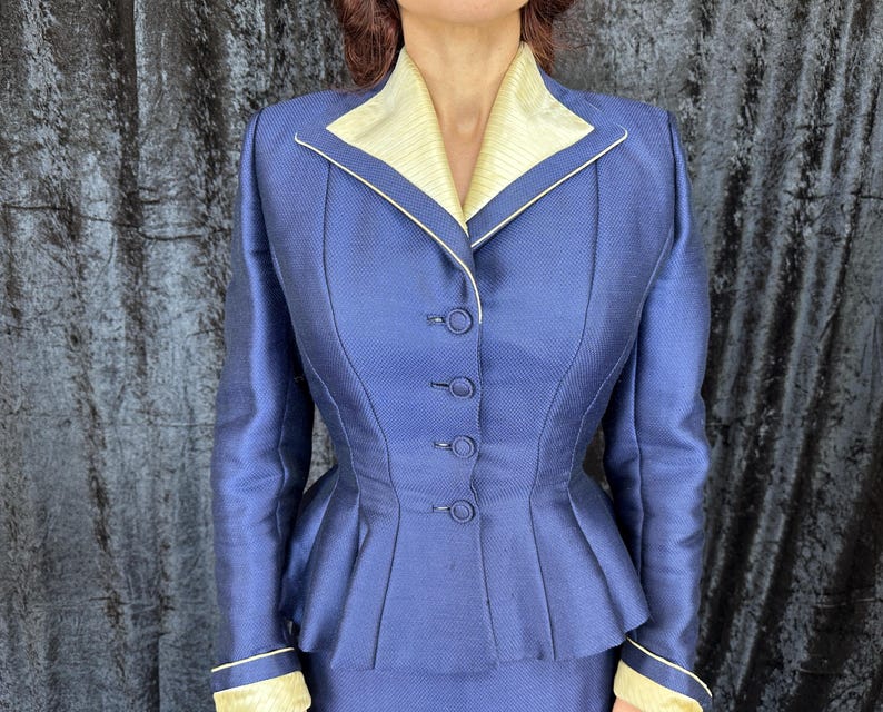 Conjunto "Lilli Ann" dos anos 50: Brilho Safira | Jaqueta e saia vintage dos anos 50 em seda e lã com estampa de escamas azuis e detalhes em marfim | Tamanho Extra Pequeno (XS) imagem 7