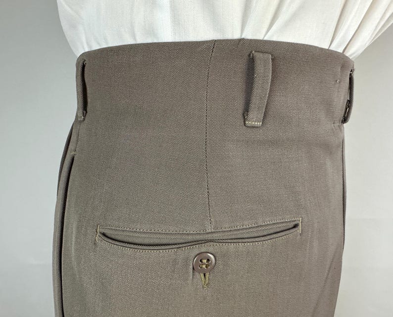 Pak van staal uit de jaren 50 | Vintage jaren 50 tweedelig grijs wollen jasje met enkele rij knopen en ingekeepte revers en Hollywood-taillebroeken | Maat 42 (groot) afbeelding 8