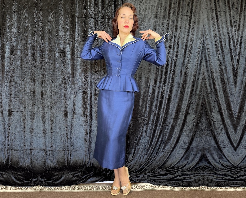 Conjunto "Lilli Ann" dos anos 50: Brilho Safira | Jaqueta e saia vintage dos anos 50 em seda e lã com estampa de escamas azuis e detalhes em marfim | Tamanho Extra Pequeno (XS) imagem 4