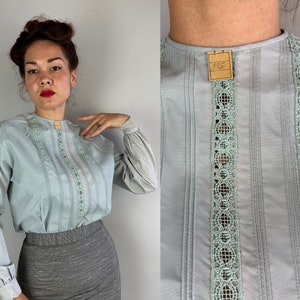 Snygg och praktisk blus från 1950-talet | Vintage 50-talsskjorta med himmelsblå acetatknappar baktill, spets och ränder | Medium