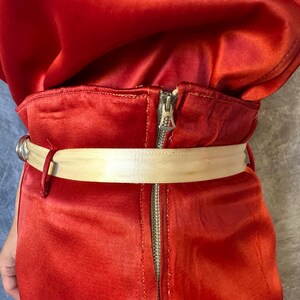 1930-tals Hollywood Hotpants Ensemble | Vintage 30-tals röd rayon satinskjorta, leotardshorts och bältesset med vita filtmärken | Liten Mellan bild 11