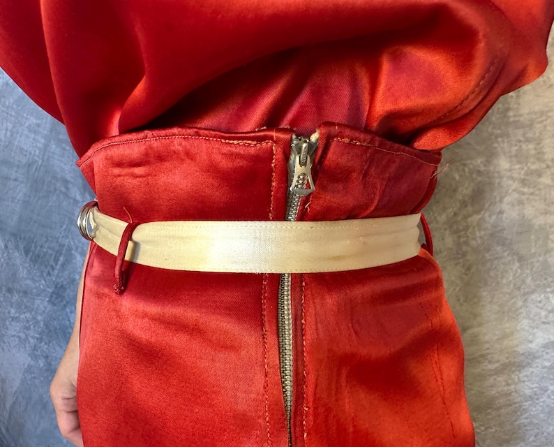 1930-tals Hollywood Hotpants Ensemble | Vintage 30-tals röd rayon satinskjorta, leotardshorts och bältesset med vita filtmärken | Liten Mellan bild 11