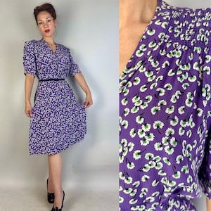 Jurk The Anjers uit de jaren 30 | Vintage jaren '30 jurk van paars rayon crêpe met smokwerk pofmouwen + witte en groene bloemenprint | Extra groot XL afbeelding 1