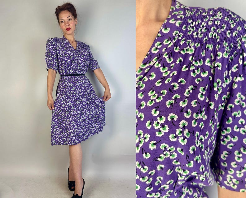 Jurk The Anjers uit de jaren 30 | Vintage jaren '30 jurk van paars rayon crêpe met smokwerk pofmouwen + witte en groene bloemenprint | Extra groot XL afbeelding 1