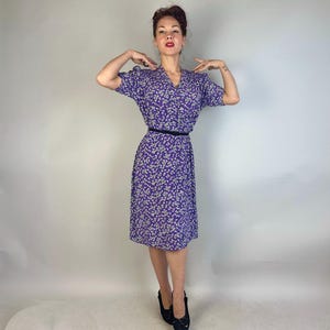 Jurk The Anjers uit de jaren 30 | Vintage jaren '30 jurk van paars rayon crêpe met smokwerk pofmouwen + witte en groene bloemenprint | Extra groot XL afbeelding 2