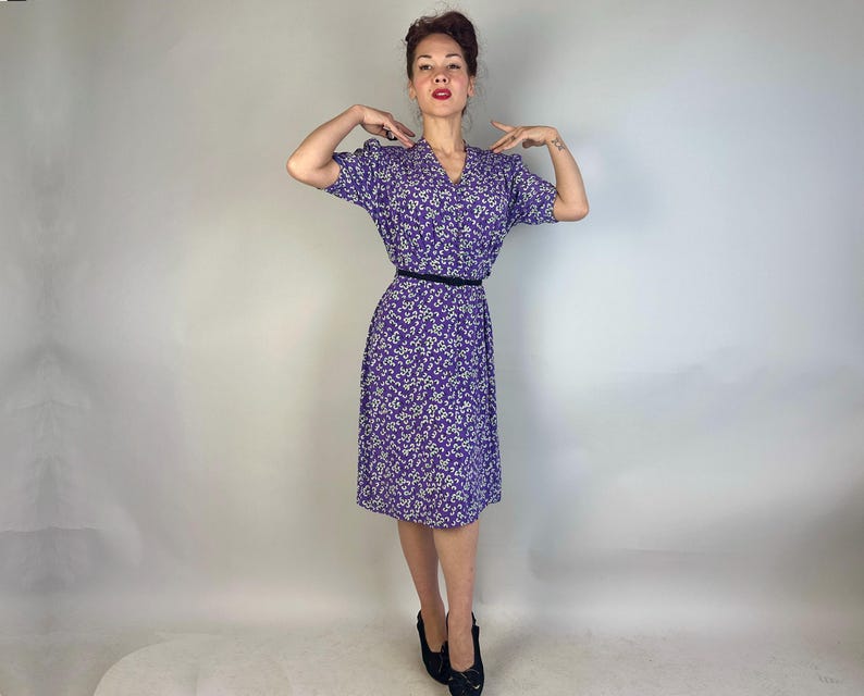 Jurk The Anjers uit de jaren 30 | Vintage jaren '30 jurk van paars rayon crêpe met smokwerk pofmouwen + witte en groene bloemenprint | Extra groot XL afbeelding 2