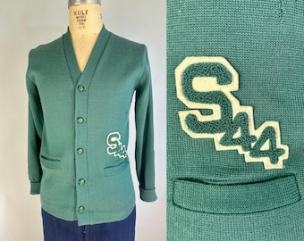Suéter con espíritu escolar de los años 40 / Cárdigan universitario vintage de los años 40 de lana de punto verde azulado con botones y parche de chenilla 44 con detalles en marfil / Mediano
