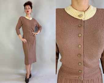 Könnte beinhalten: Ein braunes Strick-Cardigan und Rock-Set mit weißem Kragen und Knopfleiste. Das Cardigan hat einen Knopf mit Schmucksteinen oben.