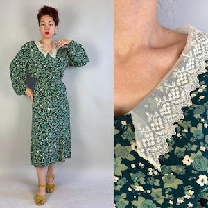 Puede incluir: Vestido largo floral verde con cuello de encaje blanco y mangas largas. El vestido tiene un escote en V, una cinturilla y una falda midi. El estampado floral incluye flores blancas y verde claro. La modelo lleva sandalias amarillas.