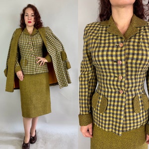 Può includere: Un tailleur giacca e gonna a quadri giallo e nero. La giacca ha un colletto e maniche lunghe. La gonna è al ginocchio.