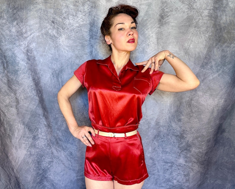 1930-tals Hollywood Hotpants Ensemble | Vintage 30-tals röd rayon satinskjorta, leotardshorts och bältesset med vita filtmärken | Liten Mellan bild 10